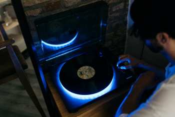 Audiotechnika Lenco LS-50LEDBK gramofon s reproduktory a LED osvětlením