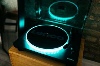 Audiotechnika Lenco LS-50LEDBK gramofon s reproduktory a LED osvětlením